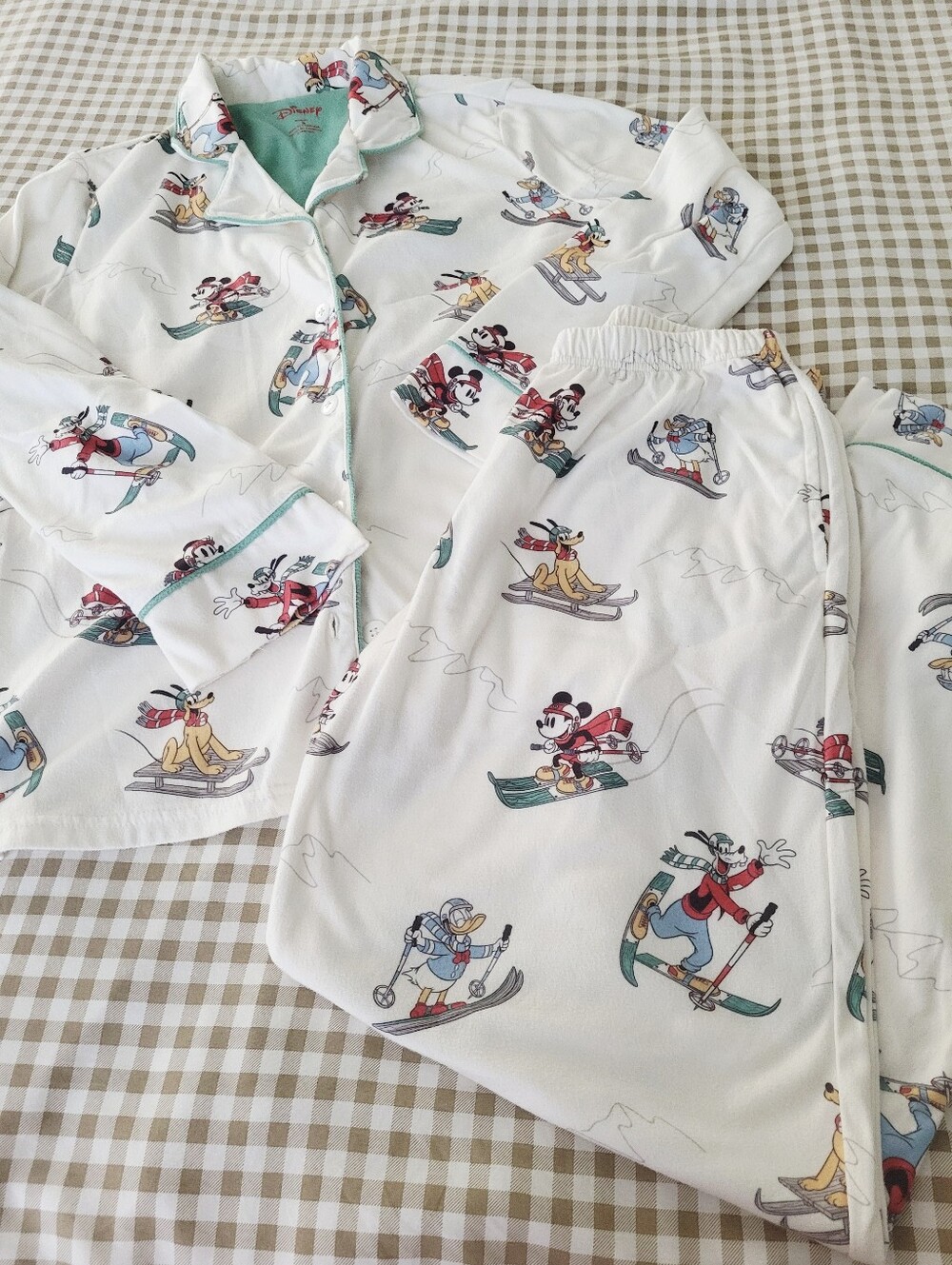 Disney Mickey Mouse and Friends Christmas Ski Scene Flannel Pajama With Pockets